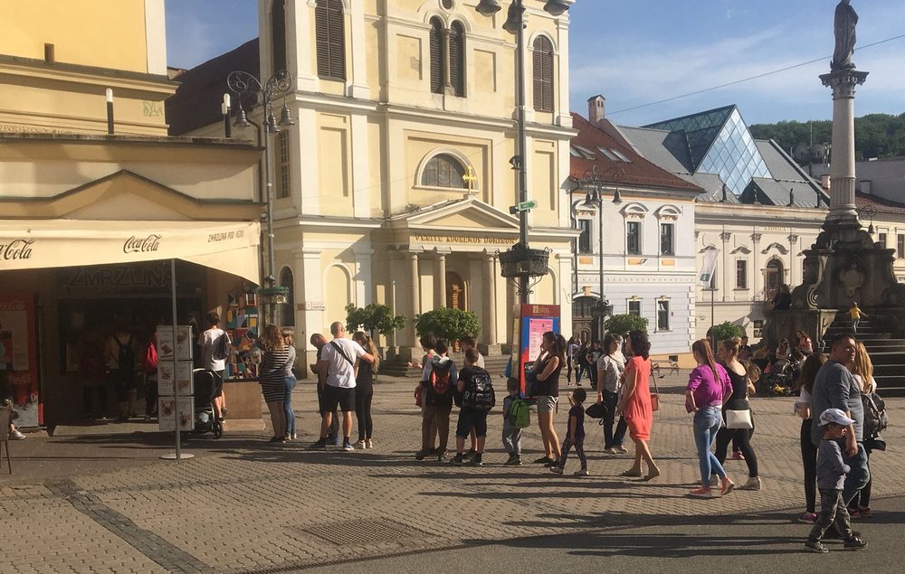 Námestie SNP v Banskej Bystrici s kostolom a Mariánskym stĺpom