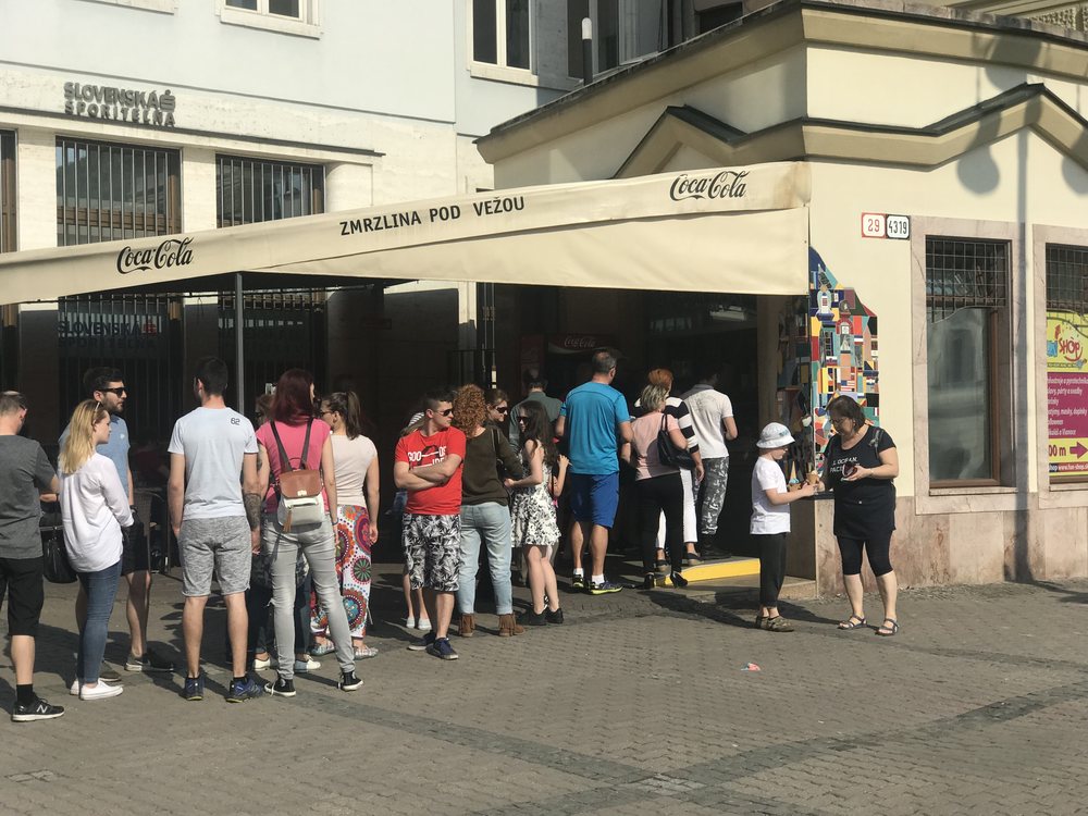 Rad zákazníkov pred vchodom do Zmrzliny pod Vežou