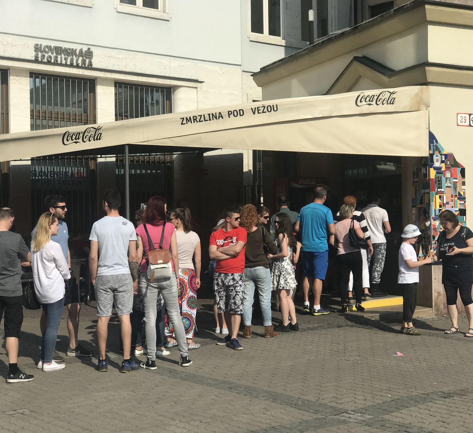 Rad zákazníkov pred prevádzkou Zmrzlina pod Vežou na Námestí SNP